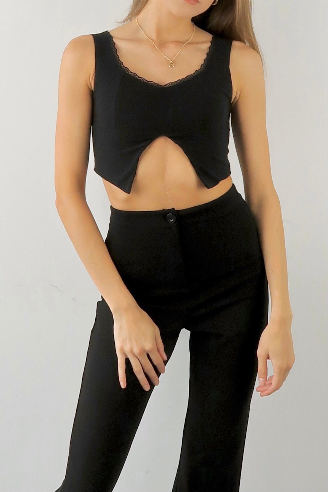Model vibe split front cami - SCG_COLLECTIONS